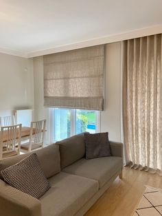 Blackout curtains Material Blinds Roman Shades, Blinds For Living Room Windows, Roman Curtains Living Room, Ceiling Blinds, Roman Blinds Living Room, Roman Blinds Kitchen, Curtain Alternatives, Linen Roman Shades