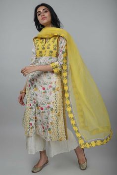 Gotta Patti Suits Pakistani, Paint Suit Designs, Gotta Patti Suits, Suit Designs Pakistani, Hand Painted Suits, Dupatta Designs Ideas, Painted Suits, Orang India, Dupatta Designs