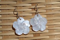 These beautiful earrings feature a carved White mother of pearl shell flower . The iridescence of the Mother of Pearl Shell is really amazing. Depending on the light source they will radiate colors varying from whites to creamy whites. The shells are then polished to a high gloss to reveal the beauty of their natural pattern. Enjoy these lightweight beauties that are so easy to wear. these beach earrings are perfect for everyday and any occasion. DETAILS - Shell types :White Mother of Pearl Shel Shell Types, Jewelry Island, Island Jewelry, Earrings Dangling, Hawaiian Jewelry, Beach Earrings, Cute Gift Boxes, Earrings Women, Pearl Shell