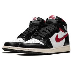 Reissued in June 2019, the Air Jordan 1 Retro High OG GS is a retrospective of the 1985 court legend originally conceptualized by Peter Moore. This ‘Gym Red’ kids’ iteration follows the classic template line for line in full-grain leather with signature Bred detailing on the collar, slender lateral Swooshes and a retro tongue label. [...] Jordan 1 High Og, Air Jordan 1 Retro High Og, Air Jordan 1 Retro High, 12th Man, Air Jordan 1 High, Jordan 1 High, Air Jordan 1 Retro, Grade School, Jordan 1 Retro High