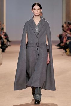 Salvatore Ferragamo Fall 2020 Ready-to-Wear Fashion Show Collection: See the complete Salvatore Ferragamo Fall 2020 Ready-to-Wear collection. Look 18 Fall Winter Fashion Trends, Paris Haute Couture, 2016 Menswear, Vogue Germany, Milano Fashion Week, 50 Shades Of Grey, Cape Coat, 2020 Fashion, Slim Dresses