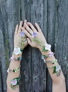 Photo Fairy Arm Cuff, Flower Arm Cuff, Sona Inspiration, Karneval Diy, Faire Outfit, Diy Fantasia, Garden Fairy Costume, Fair Costume, Fair Outfit