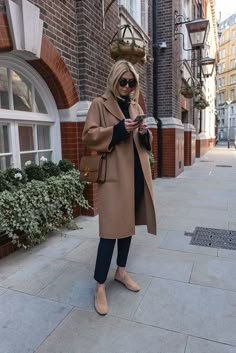 Lawyer Outfits Women, Loafers Outfit Women, Female Lawyer Fashion, Tan Wool Coat, Female Lawyer, Emma Hill, Lawyer Outfits, Pijamas Women