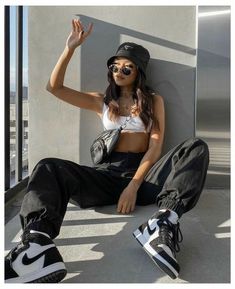 Nike Sneakers Women Outfit, Dunk High Outfit, Dunks Outfit Woman, Dunk Outfits, Black And White Jordans, Air Jordan Outfit, Panda Outfit, Dunk Outfit, Outfits With Jordan 1s Fashion Styles