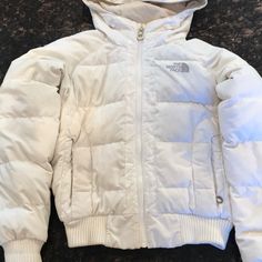 Shows Sign Of Wear. Comes With Detachable Fur Hood White Snow Jacket, White North Face Puffer, Cute Winter Jackets, White Ski Jacket, Coats North Face, Outfit Suggestions, North Face Coat, Dream Style, Winter Fits