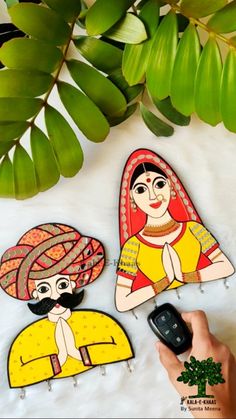 Gujrati Art And Craft, Gujrati Decoration Ideas, Padharo Sa Wall Art, Rajasthani Women Drawing, Gujarati Art Painting, Craft Exhibition Ideas, Rajasthani Women Painting, Diy Wall Hanging Crafts Room Decor