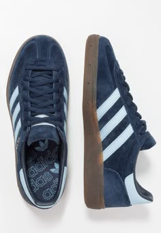 adidas Originals HANDBALL SPEZIAL UNISEX - Trainers - collegiate navy/clear sky Looks Adidas, Mode Zara, Looks Street Style, Clear Sky