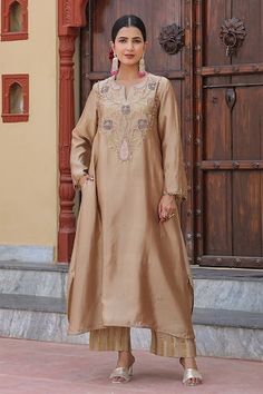 Beige kurta featuring a notched neckline with intricate pearl, resham, tikki, and zari work on the yoke and pockets. Paired with a zari weave palazzo for a complete look., Fit: Relaxed Silk Suit Designs Pakistani, Suit Designs Pakistani, Raw Silk Pants, Beige Kurta, Kurta And Palazzo, Silk Pant, Latest Dress Design, Reverse Applique, Silk Style