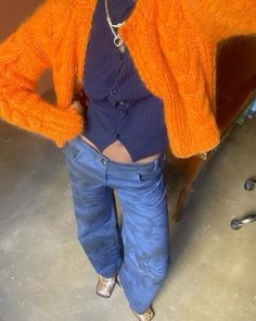 Cardigan Blue Outfit, Blue Sweater Outfit, Jewelry Nails, Outfit Ideas Vintage, Orange Fits, Orange Cardigan, Winter Outfit Ideas, Orange Outfit, Ideas Vintage