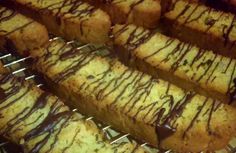 chocolate drizzled on the top of some bread sticks in a baking rack