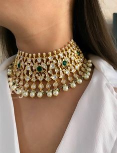 Smaragd grün vergoldet Kundan Polki Braut Choker Halsketten-Set mit passenden Jhumka Ohrringen inspiriert von Sabyasachi Schmuckstil. Faux Glas Polki und Muschelperlen verziert Vergoldete Kundan Polki Braut Indische Choker Halskette Set mit baumelnden Ohrringen, die mit Faux grünen Glaspolki Steinen hervorgehoben werden. Indisches Schmuckset, indische Choker Halskette, indischer Brautschmuck, Rubinroter Schmuck, Smaragdgrüner Schmuck, indischer Hochzeitsschmuck. Indisches Schmuck Set mit Chandba Indian Emerald Necklace, Polki Bridal Set, Kundan Necklace With Latkans For Diwali Reception, Traditional Kundan Necklace With Latkans For Reception, Diwali Reception Kundan Necklace With Latkans, Indian Choker Necklace Set, Jewellery Ruby, Jewellery Emerald, Jhumka Set