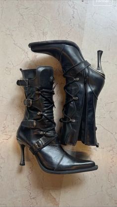 Literraly the heels of my dreems Goth Heels, Pointy Boots, Heels Aesthetic, Shoes Heels Classy, Classy Shoes, New Rock, Shoe Inspo, Shoe Closet, Pretty Shoes