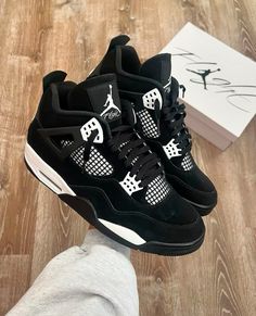 Jordan 4s White Thunder, White Thunder Jordan 4, Jordan 4 White Thunder, Nike Jordan Retro 4, Jordan 2s, Air Jordan 4 Thunder, Jordan 4s Retro, Jordan 4 Retro Thunder, Jordans 4s