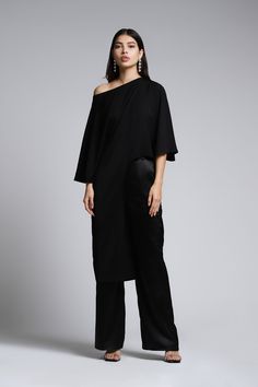 Blusa capa asimétrica perfecta para un look elegante y cómodo. Su corte regular brinda un ajuste cómodo, mientras que su tacto suave garantiza una sensación agradable en la piel. Con cuello redondo y manga corta, es ideal para cualquier ocasión. Formal Casual, Black