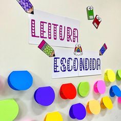 there is a bulletin board that has different colored paper on it and the words lettuce esoonida written in spanish