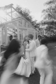 Love in motion, wedding photo ideas, couple portraits Couple Motion Photography, Motion Blur Family Photos, Motion Blur Couple Photography, Motion Blur Wedding Photos, Wedding Black And White Photography, Blurred Photoshoot, Motion Wedding Photography, Blurred Wedding Photography