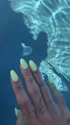 Hailey Bieber neon nails neon chrome nail inspiration Pearl nails Neon Chrome Nails, Nails Hailey Bieber, Gradation Nails, Kylie Jenner Nails, Nails Neon, Neon Green Nails, Chrome Nail, Neon Nails