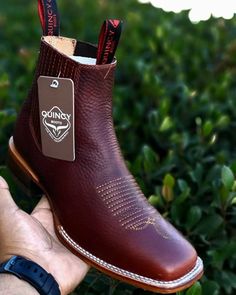 Botines Charros para Hombre de Cuero Vacuno de Primera Calidad



Confeccionados a mano por Maestros Artesanos



Fina Piel de Cuero Vacuno de Calidad Premium

Color: Shedron

Horma: Charro Cuadrada

Suela de Vaqueta

Ancho: EE

Tacon de 1.5" pulgadas de alto

Marca: Quincy Boots

Fabricados en Leon, Guanajuanto, Mexico

SE RECOMIENDA PEDIR .5 NÚMERO MÁS CHICO, YA QUE VIENEN AMPLIAS

POR EJEMPLO SI USTED ES SIZE 9.5, ORDENE 9


Modelo: Q82B2750 Country Style Men, Patent Leather Oxfords, Western Style Boots, Western Boots For Men, Mens Ankle Boots, Men’s Boots, Mens Fashion Edgy, Mens Boots Fashion, Western Cowboy Boots