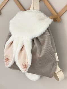 Magnifique sac à dos pour enfant  . Avec son rabat qui s’attache avec un Velcro vous pouvez changer de rabat parmis nos choix de rabat (voir sur la fiche des rabats ) qui se vendent individuellement. Les ganses s’ajustent facilement et pourront suivre l’enfant dans son évolution. De plus , l’ouverture du sac est avec un élastique ce qui facilite d’y insérer des choses pour l’enfant. 25 x 25 x 8 cm Baby Store Display, Backpack Sewing, Kids Inspo, Sac Diy, Kids Bag, Diy Bag Designs, Handmade Inspiration, Carpet Bag