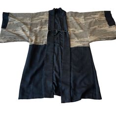 Vintage Kimono Mens Unisex One Size OSFM Black Japanese Haori Landscape House Reversible Silk Does not have any labels. It is 24 inches pit to pit and 43 inches long Feels like silk or silk like fabric on landscape side. The black portion feels like a crepe fabric. Beautiful! Size: Mens OS Features: Black, Green Kimono style sleeves Reversible Open front Landscape house Kimono Japanese Haori Silk Condition: Pre-Owned  Excellent vintage condition! Black Silk Summer Kimono, Black Kimono Men, Traditional Black Cotton Kimono, Kimono And Haori, Black Haori, Green Kimono, Male Kimono, Vintage Kimono, Japanese Kimono