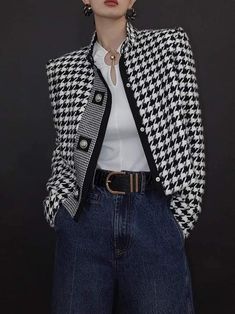 Stand Collar Jackets, Houndstooth Jacket, Plaid Outfits, Mode Casual, White Houndstooth, Line Jackets, Look Casual, Mode Inspiration, Trendy Tops