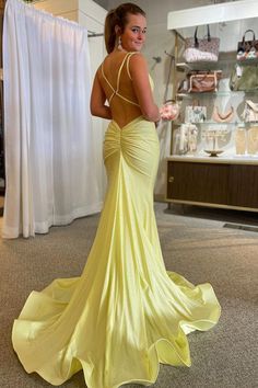 Sparkly Mermaid Spaghetti Straps Gula paljetter Lång promenad klänning Pale Yellow Prom Dress, Yellow Sparkly Dress, Light Yellow Prom Dress, Prom Dress Yellow, Yellow Prom Dresses, Prom Dresses Lavender, Yellow Prom Dress, Yellow Prom, Mermaid Gown Prom