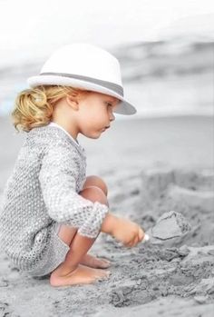 Happy Week, Beach Kids, Beach Baby, Kids Pictures, Happy Weekend, Beach Art, The Sand, Beach Photos, Little People