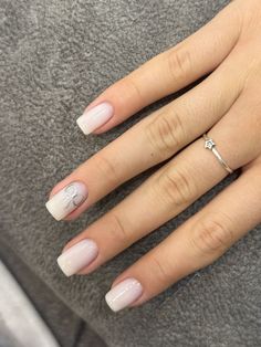 nude nails nails bow нюд квадрат ногти с бантиком ногти Nude Nails With Bow, Square Bow Nails, Neutral Bow Nails, Classy Nails, Nail Inspo