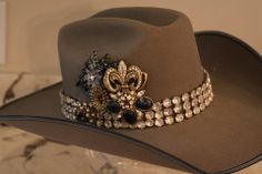 Name: "Everything but The Blues" This is the newest to The Rowdy Rose Vintage Embellished Hat Collection. I love you Miss Gordon!!!! Enjoy!!!! cowboy hat, cowgirl hat, costume cowboy hat,rodeo, horses, horse, barrel racing, roping, western, cowboy, cowgirl, therowdyrose.com Horse Barrel Racing, Mode Country, Cowboy Hat Design, Estilo Cowgirl, Rodeo Horses, Hat Bands, Cowgirl Bling