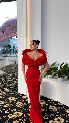 Hollywood Gala Outfit, Gowns For Birthday Party, Gowns For Birthday, Gala Dresses Classy, Hollywood Gala, Hollywood Glam Dress, Iconic Red Carpet Looks, Fashion Design Classes, Met Gala Outfits