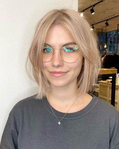 Bangs And Glasses, Pixie Mullet, Kort Bob, Pixie Wig, Hairstyles Blonde, Haircut Blonde, Bangs For Round Face, Wig Blonde, Short Blonde Haircuts