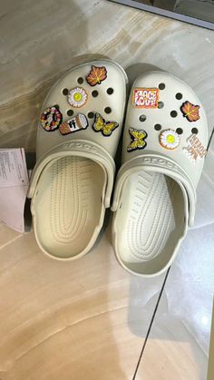 beige crocs aesthetic Croc Charm Aesthetic, Beige Crocs Aesthetic, Crocs Cream Color, Beige Crocs With Charms, Sandal Crocs Aesthetic, Beige Crocs Outfit, Crocs Charms Aesthetic, Crocs Vsco, Crocs Inspiration