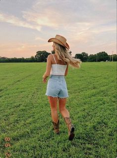 Cute Western Outfits Concert, Country Insta Pics, Country Instagram Pictures, Country Concert Instagram Pictures, Cowboy Aesthetic Western, Outfits Western Style, Aesthetic Cowboy Boots, Women Cowboy Hat, Outfit Cowboy Boots