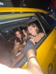 If Pic Ideas, Back Of Taxi Aesthetic, Nyc Taxi Aesthetic, Taxi Pictures, Taxi Photoshoot, Taxi Aesthetic, New York Girls Trip, Nyc Culture, Nyc Nightclub