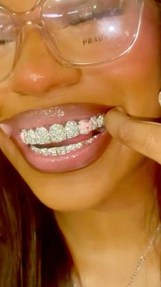 Monaleo Aesthetic, Dream Teeth, Girl Grillz, Pretty Teeth, Glossy Lips Makeup, The Bling Ring, Edgy Jewelry