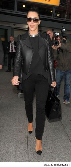 Kim Kardashian in black Kim Kardashian 2000's, Estilo Kim Kardashian, Kim Kardashian Outfits, Black Life, Michelle Trachtenberg, Kim K Style, Chic Jeans, Black Leather Coat, Kim Kardashian Style