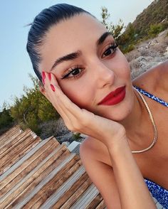 Hande Erçel Makeup, Eyeliner Styles, Makeup Game, Eyeliner Looks, Glowy Makeup, Red Lips, Pretty Face