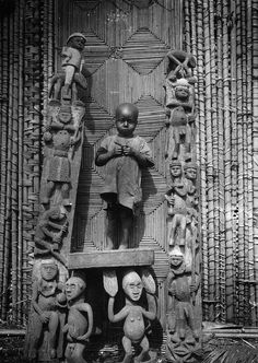 an old photo of some kind of sculpture with many figures on it's sides