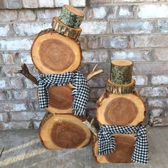 three pieces of wood are stacked on top of each other with black and white bows