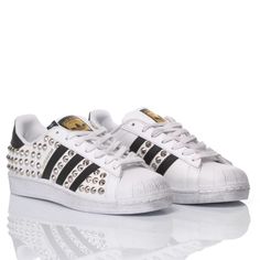 Adidas Superstar London Silver, a shoe with a strong character, entirely studded with silver on the outside while on the inside the stud outlines the three classic adidas stripes, dirtied to give it the right vintage tone, this particular and original men's trainer is perfect to accompany you wherever you want. The Adidas Superstar London Silver will come with its original white laces. Silver Adidas Shoes, White Punk Style Low-top Sneakers, Studded Streetwear Sneakers With Round Toe, Casual Sneakers With Silver Studs For Streetwear, Studded Round Toe Sneakers For Streetwear, Casual White Sneakers With Rhinestone Rivets, Studded Low-top Sneakers For Streetwear, High-top Sneakers With Rivets For Streetwear, Low-top Studded Sneakers For Streetwear