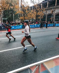 people are running in a marathon on the street