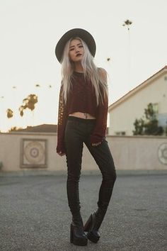 Instagram:GraterolKaren  Pinterest:GraterolKaren Soft Grunge Outfits Winter, Soft Grunge Fashion, Grunge Outfits Winter, Neo Grunge, Moda Grunge, Soft Grunge Outfits, Tokyo Street Fashion, Hipster Grunge