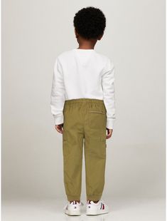 Tommy Hilfiger boys' pant.  Material: 100% Better Cotton Initiative. Casual Tommy Hilfiger Trousers, Tommy Hilfiger Cotton Pants With Pockets, Boys Pant, Cargo Joggers, Jogger Pants, Tommy Hilfiger, Pants, Trousers