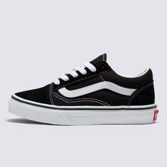 The Iconic Shoe that Brought our Sidestripe to Life: This is the Old SkoolThe Old Skool was our first footwear design to showcase the famous Vans Sidestripe—although back then, it was just a random doodle drawn by founder Paul Van Doren. Since its debut in 1977, this low-top silhouette has established itself as an icon in the skate, music, and fashion scenes. From 90s street skaters and punks to current hip hop and fashion legends, the Old Skool has consistently been the go-to shoe for creatives Vans Shoes Fashion, Street Skater, Stranger Things Outfit, Old School Vans, Black And White Vans, Shoes For School, Old Skool Vans, Old Skool Black, Vans Store