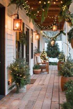 Vintage Christmas Decor Outdoor, Porch Ceiling Christmas Decor, Big Porch Christmas Decor, Farmhouse Outside Christmas Decor, Vintage Christmas Front Porch, Barndominium Christmas Decor, Cozy Christmas Porch, Christmas Decor House Exterior, Christmas Interior Decor Ideas