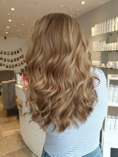 Natural Brown Blonde Hair, Natural Dark Blonde Highlights, Natural Blonde Dyed Hair, Light Blonde Wavy Hair, Deep Honey Blonde Hair, Dark Blonde Red Hair, Honey Hair With Highlights, Blonde Balayage Highlights On Brown Hair, Dirty Honey Blonde Hair