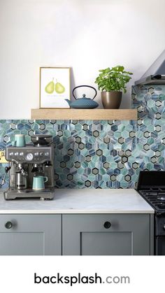 Experience contemporary elegance with our green glass metal tile, featuring a hexagon shape and geometric appeal. Modern Backsplash Ideas, Green Hexagon Tile, Light Gray Countertops, Glass Mosaic Tile Backsplash, Modern Kitchen Backsplash, Patterned Tile Backsplash, Modern Backsplash