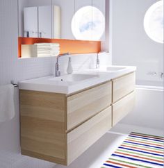 a bathroom with two sinks, toilet and bathtub in it's own area