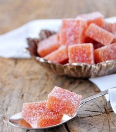 Gelatine di mele cotogne - La tarte maison Blood Orange Recipes, Quince Jelly, Cherry Tea, Pate Recipes, Cinnamon Candy, Homemade Candies, Köstliche Desserts, Orange Recipes, Nectarine