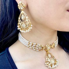 pearl choker set under 20000 Gold Choker Set, Pearl Choker Set, 22k Gold Jewelry Necklaces, Kundan Jewellery Set, Dulhan Mehndi, Gold Jewelry Simple Necklace, Jewelry Designing, Gold Jewelry Stores, Wedding Jewellery Collection